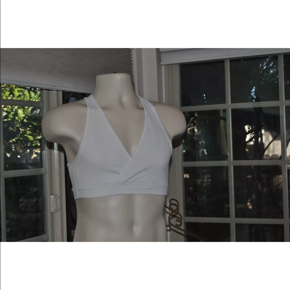 Lululemon white sports bra. Size 4-6??